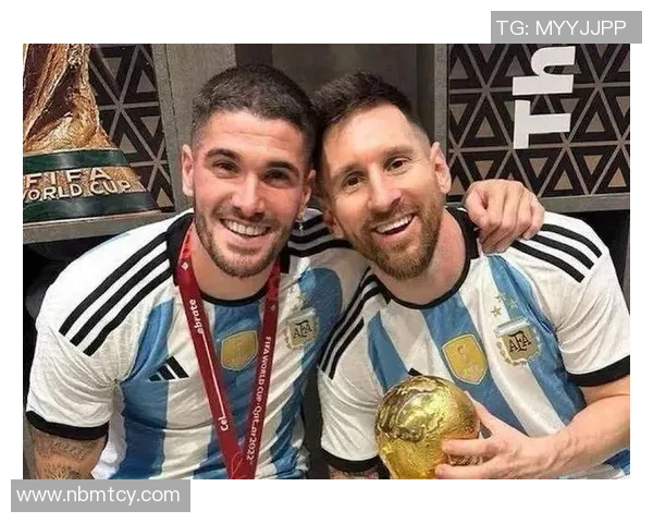 三位足球明星的传奇故事与友谊交织的精彩瞬间