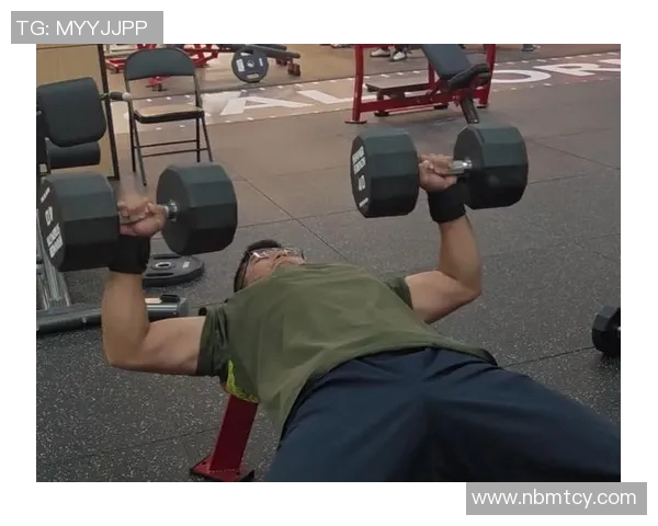 平板哑铃飞鸟训练技巧与注意事项全面解析助你打造完美胸肌